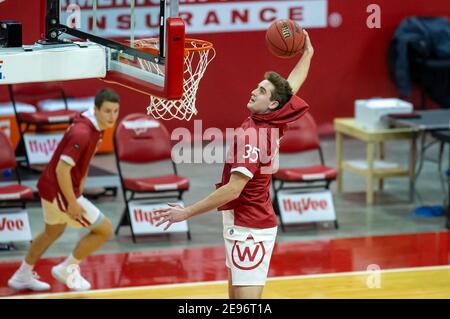 Madison, WI, USA. Februar 2021, 2nd. Wisconsin Dachs Forward Nate Reuvers #35 macht sich bereit vor dem NCAA Basketball-Spiel zwischen den Penn State Nittany Lions und den Wisconsin Dachs im Kohl Center in Madison, WI. John Fisher/CSM/Alamy Live News Stockfoto