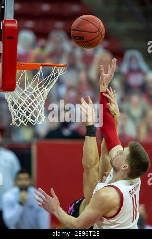 Madison, WI, USA. Februar 2021, 2nd. Wisconsin Dachs Forward Micah Potter #11 Versuche, während des NCAA-Basketballspiels zwischen den Penn State Nittany Lions und den Wisconsin Dachs im Kohl Center in Madison, WI, einen Schuss zu kippen. John Fisher/CSM/Alamy Live News Stockfoto