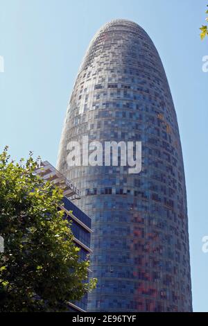 Torre Agbar im Technologieviertel in Barcelona, Spanien. Dieser 38-stöckige Turm wurde vom berühmten Architekten Jean Nouvel entworfen. Stockfoto