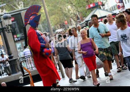 BARCELONA, SPANIEN - 14. AUGUST: Street Performer (MIME) auf der Rambla am 14. August 2009 in Barcelona, Spanien. Tausende von Menschen gehen täglich an dieser beliebten Fußgängerzone mit einer Länge von 1,2 Kilometern vorbei. Stockfoto