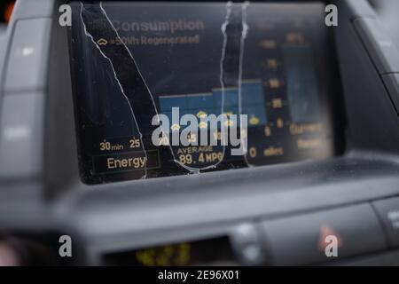 Abgenutzte digitale Verbrauchsanzeige auf dem Armaturenbrett eines Autos Stockfoto