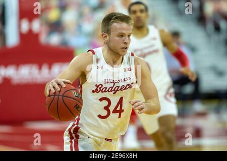 Madison, WI, USA. Februar 2021, 2nd. Wisconsin Dachs Wache Brad Davison #34 fährt zum Korb in der zweiten Hälfte des NCAA Basketballspiels zwischen den Penn State Nittany Lions und den Wisconsin Dachsen im Kohl Center in Madison, WI. John Fisher/CSM/Alamy Live News Stockfoto