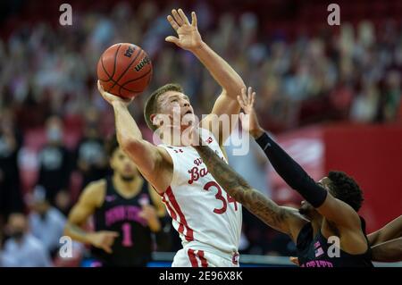 Madison, WI, USA. Februar 2021, 2nd. Wisconsin Dachs Wache Brad Davison #34 geht für einen Schuss während der NCAA Basketball-Spiel zwischen den Penn State Nittany Lions und den Wisconsin Dachs im Kohl Center in Madison, WI. John Fisher/CSM/Alamy Live News Stockfoto