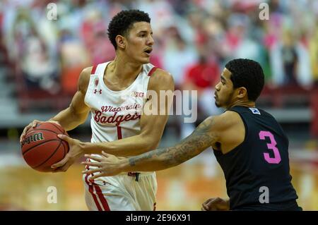 Madison, WI, USA. Februar 2021, 2nd. Wisconsin Dachs Wache Jonathan Davis #1 in Aktion während des NCAA Basketballspiels zwischen den Penn State Nittany Lions und den Wisconsin Dachsen im Kohl Center in Madison, WI. John Fisher/CSM/Alamy Live News Stockfoto