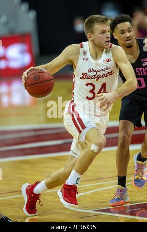 Madison, WI, USA. Februar 2021, 2nd. Wisconsin Dachs Wache Brad Davison #34 fährt zum Korb während des NCAA Basketballspiels zwischen den Penn State Nittany Lions und den Wisconsin Dachsen im Kohl Center in Madison, WI. John Fisher/CSM/Alamy Live News Stockfoto