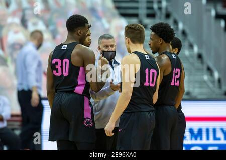 Madison, WI, USA. Februar 2021, 2nd. Penn State Cheftrainer Jim Ferry spricht mit seinem Team während des NCAA Basketballspiels zwischen den Penn State Nittany Lions und den Wisconsin Dachsen im Kohl Center in Madison, WI. John Fisher/CSM/Alamy Live News Stockfoto