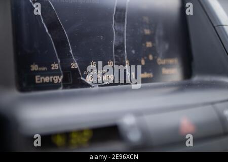 Abgenutzte digitale Verbrauchsanzeige auf dem Armaturenbrett eines Autos Stockfoto