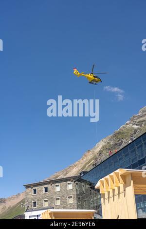 Grossglockner, Österreich - 8. Aug 2020: Rettungshubschrauber Skiunfall am Berg Stockfoto