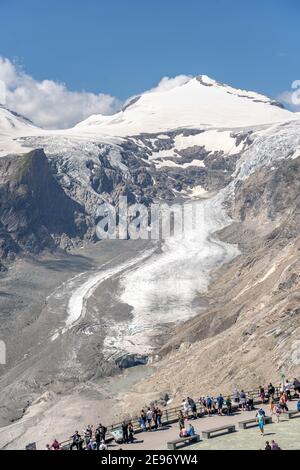 Grossglockner, Österreich - 8. Aug 2020: Touristen bewundern den Pasterze Gletscher am Kaiser Franz Josefs Aussichtspunkt Stockfoto