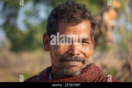 TIKAMGARH, MADHYA PRADESH, INDIEN - 23. JANUAR 2021: Portrait des indischen alten Mannes. Stockfoto