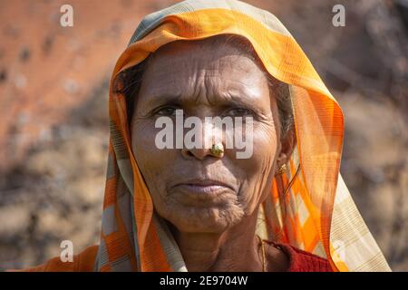 TIKAMGARH, MADHYA PRADESH, INDIEN - 23. JANUAR 2021: Eine alte Frau in einem indischen Dorf. Stockfoto