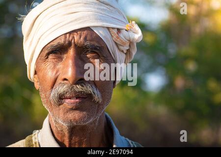 TIKAMGARH, MADHYA PRADESH, INDIEN - 23. JANUAR 2021: Portrait des indischen alten Mannes. Stockfoto
