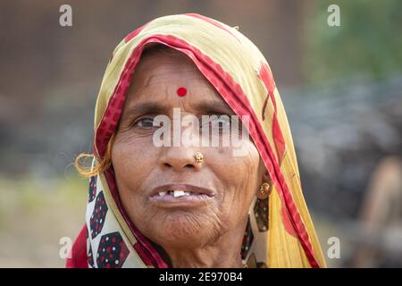 TIKAMGARH, MADHYA PRADESH, INDIEN - 23. JANUAR 2021: Eine alte Frau in einem indischen Dorf. Stockfoto