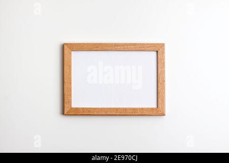 Holzrahmen auf weißem Hintergrund. Flache Lay-Ansicht von oben. Bildung zurück in die Schule und Online-Studienkonzept mit Kopieplatz Stockfoto