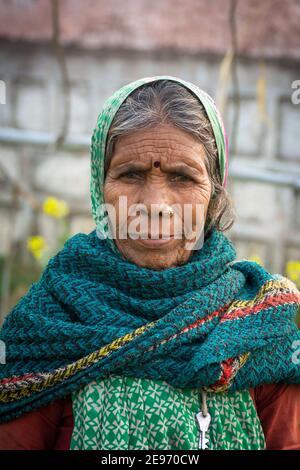 TIKAMGARH, MADHYA PRADESH, INDIEN - 23. JANUAR 2021: Eine alte Frau in einem indischen Dorf. Stockfoto