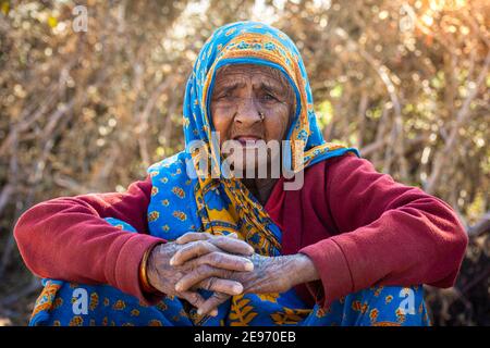 TIKAMGARH, MADHYA PRADESH, INDIEN - 23. JANUAR 2021: Eine alte Frau in einem indischen Dorf. Stockfoto