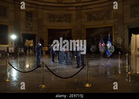 Washington, Usa. Februar 2021, 02nd. Die Überreste des Capitol Police Officer Brian Sichnick liegen zu Ehren in der Rotunde des US Capitol am Dienstag, 2. Februar 2021, in Washington, DC. Sicknick starb, nachdem er beim Angriff auf Capitol Hill im Januar 6th von einem Pro-Trump-Mob verletzt worden war. Pool Foto von Brendan Smialowski/UPI Kredit: UPI/Alamy Live Nachrichten Stockfoto