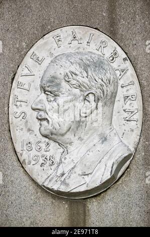 Plakette des berühmten Ruderers und Trainers Steve Fairbairn (1862 - 1938). Ufer der Themse bei Barnes, genau eine Meile in die University Boat RAC Stockfoto