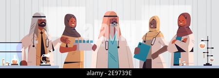 arabisches Team von medizinischen Fachkräften arabische Ärzte in Uniform stehen Zusammen Medizin Gesundheitswesen Konzept Krankenhaus Labor Innenraum horizontale Porträt Vektor Abbildung Stock Vektor