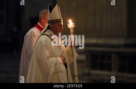 Papst Franziskus feiert eine Vigil-Messe am Fest der Darstellung des Herrn, der als Welttag des geweihten Lebens am 2. Februar 2021 in der Petersbasilika im Vatikan begangen wird. Foto von ABACAPRESS.COM. Stockfoto