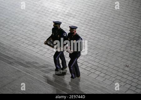 Washington, Usa. Februar 2021, 02nd. Ein Ehrengarde trägt eine Urne mit den eingeäscherten Resten des US-Capitol-Polizeibeamten Brian Sichnick und faltete die Flagge auf den Stufen des US-Kapitols, um zu Ehren in der Rotunde am Dienstag, 2. Februar 2021, in Washington, DC, USA zu liegen. Foto von Alex Brandon/Pool/ABACAPRESS.COM Quelle: Abaca Press/Alamy Live News Stockfoto