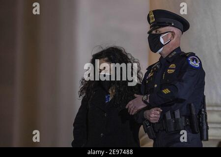 Washington, Usa. Februar 2021, 02nd. Die Familie des US-Capitol-Polizeibeamten Brian Sichnick beobachtet, wie seine Überreste am 02. Februar 2021 in Washington, DC, USA, die Stufen des US-Kapitols hinauf getragen werden. Sicknick starb an den Folgen der Verletzungen, die während des Angriffs auf das Kapitolgebäude im Januar 6 erlitten wurden. Sicknics Überreste werden morgen in Ehren liegen und dann auf dem Arlington National Cemetery begraben werden. Foto von Tasos Katopodis/Pool/ABACAPRESS.COM Quelle: Abaca Press/Alamy Live News Stockfoto