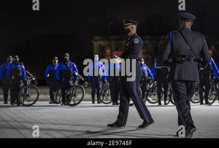 Washington, Usa. Februar 2021, 02nd. US Capitol Police trägt die Überreste von Officer Brian Sichnick die Schritte des US Capitol am 02. Februar 2021 in Washington, DC, USA. Sicknick starb an den Folgen der Verletzungen, die während des Angriffs auf das Kapitolgebäude im Januar 6 erlitten wurden. Sicknics Überreste werden morgen in Ehren liegen und dann auf dem Arlington National Cemetery begraben werden. Foto von Tasos Katopodis/Pool/ABACAPRESS.COM Quelle: Abaca Press/Alamy Live News Stockfoto