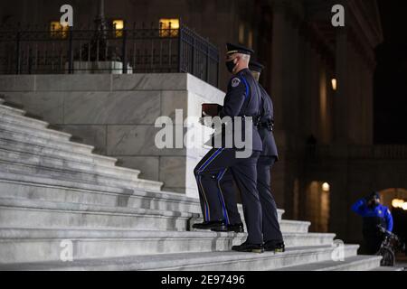 Washington, Usa. Februar 2021, 02nd. US Capitol Police trägt die Überreste von Officer Brian Sichnick die Schritte des US Capitol am 02. Februar 2021 in Washington, DC, USA. Sicknick starb an den Folgen der Verletzungen, die während des Angriffs auf das Kapitolgebäude im Januar 6 erlitten wurden. Sicknics Überreste werden morgen in Ehren liegen und dann auf dem Arlington National Cemetery begraben werden. Foto von Tasos Katopodis/Pool/ABACAPRESS.COM Quelle: Abaca Press/Alamy Live News Stockfoto