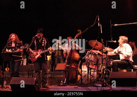 Amy Helm (lead-Sänger der Band Ollabelle und Tochter von Levon Helm, auf ganz links) mit dem Levon Helm Band live im Central Park Summerstage in New York City. 28. Juni 2007 © David Atlas / MediaPunch Ltd. Stockfoto