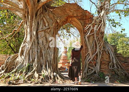 Weibliche Besucherin am unglaublichen 'TOR DER ZEIT' der Wat Phra Ngam Tempelruinen in Ayutthaya, Thailand Stockfoto