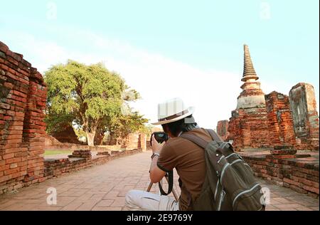 Mann macht Fotos von den berühmten Wat Phra Si Sanphet Tempelruinen, UNESCO Weltkulturerbe in Ayutthaya, Thailand Stockfoto