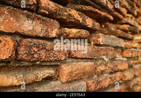 Überreste der historischen Backsteinmauer des Wat Phra Si Sanphet Tempels, UNESCO-Weltkulturerbe in Ayutthaya, Thailand Stockfoto