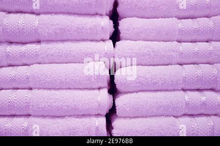 Vorderansicht des Pastell Lavendel flauschigen Handtuechs Stapel Stockfoto