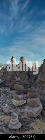 Rauh wunderschöne, felsige Küste mit Felsen cairns entlang der Autobahn zwischen Port Douglas nördlich von Cairns, Far North Queensland, Australien. Stockfoto