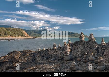 Rauh wunderschöne, felsige Küste mit Felsen cairns entlang der Autobahn zwischen Port Douglas nördlich von Cairns, Far North Queensland, Australien. Stockfoto