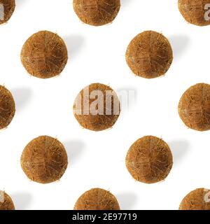 Kokosnuss Nahtloses Muster. Tropischer abstrakter Hintergrund mit isolierter Kokosnuss auf weißem Hintergrund. Flache Lage. Stockfoto
