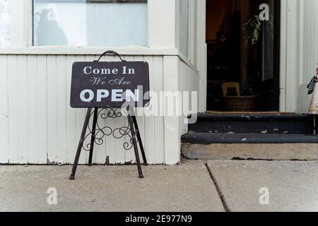 Einzelhandel und Einkaufen Bild von einem offenen Schild in einem Geschäft Vorderseite. Sign read Kommen Sie herein wir sind offen. Stockfoto