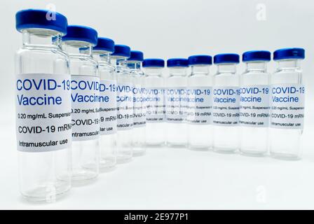 Leere Glasfläschchen mit Covid-19-Impfstoff isoliert auf weißem Hintergrund. Stockfoto