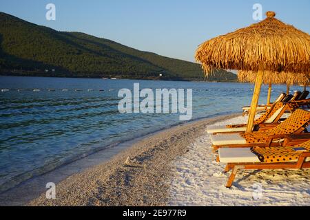 Hotel Strand Lujo. Wunderschönes tropisches Strandbanner. Weißer Sand Reise Tourismus breites Panorama Hintergrund Konzept. Erstaunliche Strandlandschaft, Yachten, Luxus Stockfoto