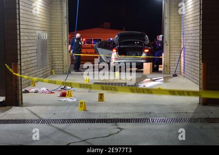 Raton, New Mexico, USA. 29. August 2020. 11 Uhr. Ein Auto war Bay ist ein Tatort, nachdem ein Mann mehrmals erschossen und ins Krankenhaus gebracht wurde. Foto von Bob Wick, Raton, New Mexico. Stockfoto