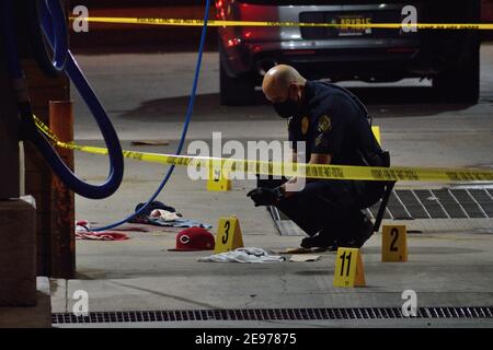 Raton, New Mexico, USA. 29. August 2020. 11 Uhr. Ein Ermittler am Tatort sammelt Beweise bei einer Autowäsche, bei der ein Mann nach mehreren Schüssen ins Krankenhaus gebracht wurde. Foto von Bob Wick, Raton, New Mexico. Stockfoto