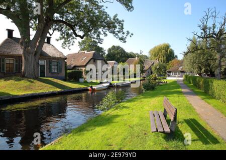 Dwarsgracht, ein malerisches Dorf auf dem Land bei Giethoorn, mit Wasserkanälen, Holzstegen und Häusern mit Strohdach, Niederlande Stockfoto