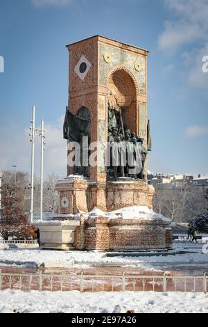 Taksim Republic Monument in Snowy Day in Istanbul City, Türkei Stockfoto