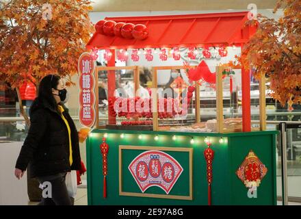 Vancouver, Kanada. Februar 2021, 2nd. Ein Bewohner spaziert am 2. Februar 2021 im Aberdeen Centre in Richmond, British Columbia, Kanada, vorbei an chinesischen Neujahrsdekorationen. Quelle: Liang Sen/Xinhua/Alamy Live News Stockfoto