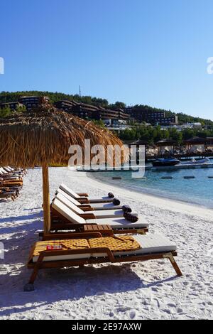 Bodrum, Türkei - August, 2020 Hotel Beach Lujo. Wunderschönes tropisches Strandbanner. Weißer Sand Reise Tourismus breites Panorama Hintergrund Konzept. Unglaublich Stockfoto