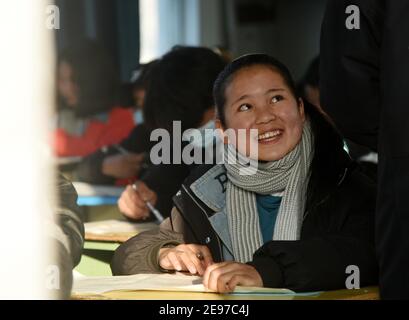 (210203) -- LIANGSHAN, 3. Februar 2021 (Xinhua) -- Wuqi Labumu, die älteste Tochter von Bamu Yubumu, besucht eine Mittelschule im Kreis Yuexi, Autonome Präfektur Liangshan Yi, südwestlich der Provinz Sichuan, 22. Januar 2021. Eine junge Mutter lehnte sich mühsam nach vorne, um das Gewicht eines übergroßen Gepäcks auf ihrem Rücken und eines kleinen Babys in ihrem Arm auszugleichen, als sie ihre Schritte nach vorne kämpfte. Dies war das Bild, das der Xinhua Reporter Zhou Ke am 30. Januar 2010 in der Nähe des Nanchang Bahnhofs in Nanchang, der ostchinesischen Provinz Jiangxi, einnahm. Das Foto mit dem Titel „Baby, Mama nimmt dich nach Hause“ berühren Stockfoto