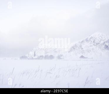 Nebliger Berg in nordischer Natur Stockfoto