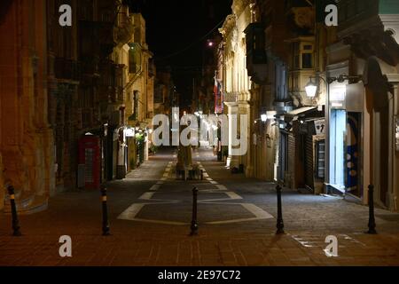 Valletta, Valletta. Februar 2021, 1st. Eine Straße ist nachts in Maltas Hauptstadt Valletta am 1. Februar 2021 fast leer. Restaurants, Imbisse und Kioske in ganz Malta müssen den Dienst um 11 Uhr einstellen und bis 6 Uhr bis Ende Februar geschlossen bleiben, sagte Premierminister Robert Abela, als er eine Reihe von Maßnahmen zur Eindämmung der Ausbreitung des Coronavirus kündigte. Quelle: Jonathan Borg/Xinhua/Alamy Live News Stockfoto