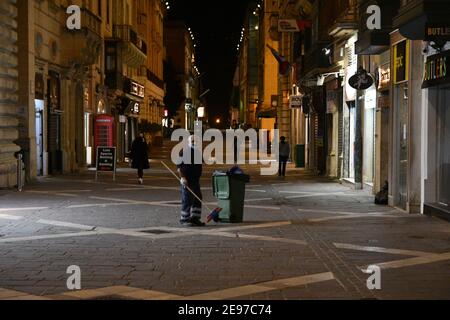 Valletta, Valletta. Februar 2021, 1st. Auf der fast leeren Republic Street in Maltas Hauptstadt Valletta arbeitet nachts am 1. Februar 2021 ein Straßenkehrer. Restaurants, Imbisse und Kioske in ganz Malta müssen den Dienst um 11 Uhr einstellen und bis 6 Uhr bis Ende Februar geschlossen bleiben, sagte Premierminister Robert Abela, als er eine Reihe von Maßnahmen zur Eindämmung der Ausbreitung des Coronavirus kündigte. Quelle: Jonathan Borg/Xinhua/Alamy Live News Stockfoto