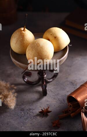 Stillleben mit Birnen auf dem Tisch Stockfoto